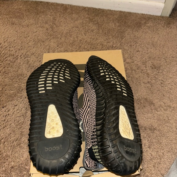 Yeezy 350 Yecheil made by Kanye authentic with laces that are reflective - Picture 5 of 5